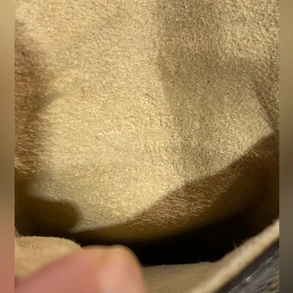 LV authentic Limited Key pouch in monogram - Picture 14 of 16